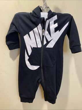 Nike Black & White Zip-Up Hooded Baby One-Piece Sz 6-9M